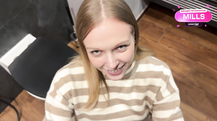 Arisha Mills: Шлюховатая русская девушка из Тиндера трахается в туалете кафе с парнем