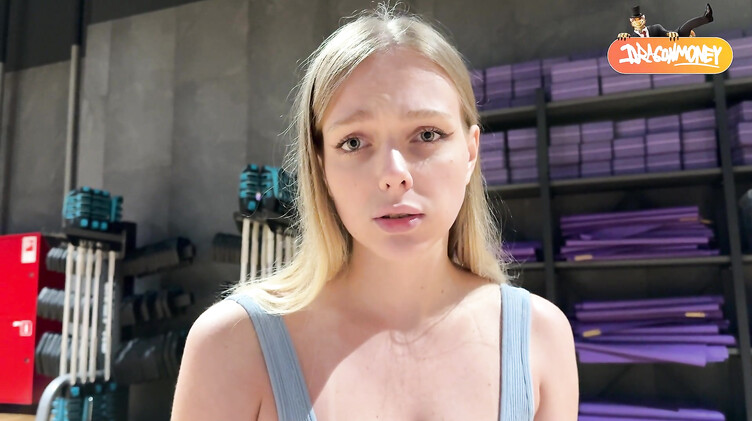 Спортивная русская девчонка после тренировки перепихнулась с незнакомцем