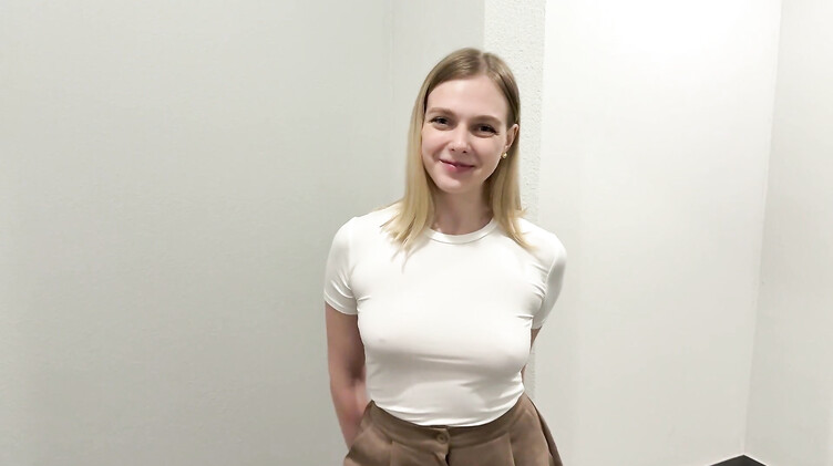 С разговорами: Знакомство с новой соседкой завершилось минетом в подъезде и еблей дома