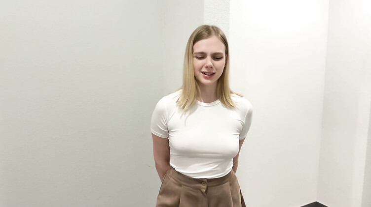 Любительское порно: Знакомство с новой соседкой завершилось минетом в подъезде и еблей дома