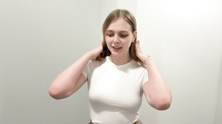 Соседка: Знакомство с новой соседкой завершилось минетом в подъезде и еблей дома