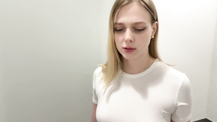 Знакомство с новой соседкой завершилось минетом в подъезде и еблей дома