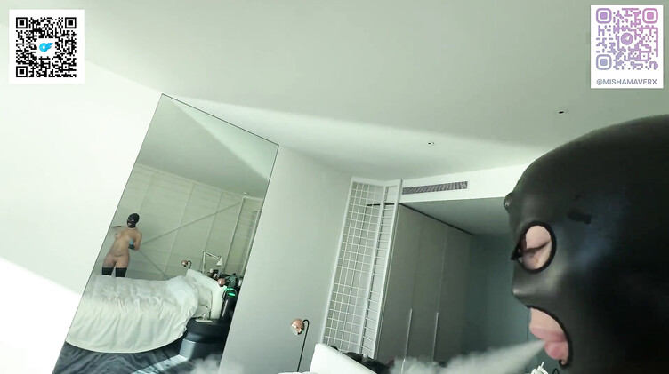 Любительское порно: Рабыня в латексной маске дрочит ногами член господина перед жаркой еблей