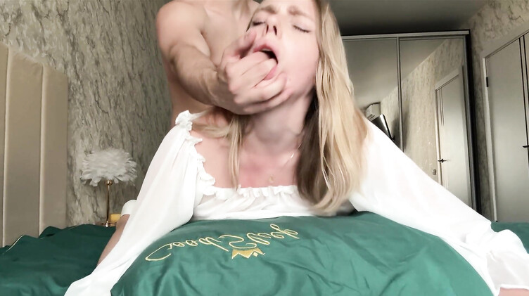 Анальная пробка: Голая мачеха с анальной пробкой в жопе застряла в кровати и оттрахана пасынком