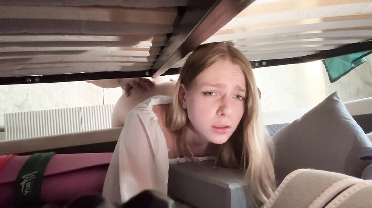 Нейлон: Голая мачеха с анальной пробкой в жопе застряла в кровати и оттрахана пасынком