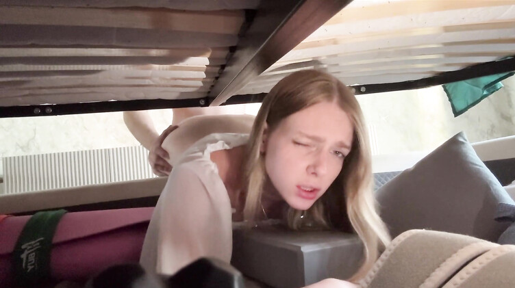 Голая мачеха с анальной пробкой в жопе застряла в кровати и оттрахана пасынком