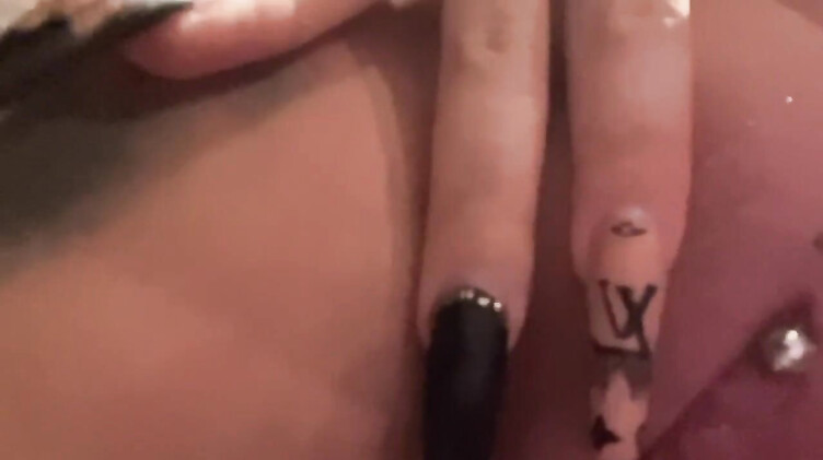 Дилдо: Горячая сисястая блондинка в душе скачет на дилдо под красивую музыку