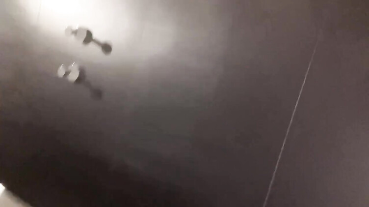 Горячая сисястая блондинка в душе скачет на дилдо под красивую музыку