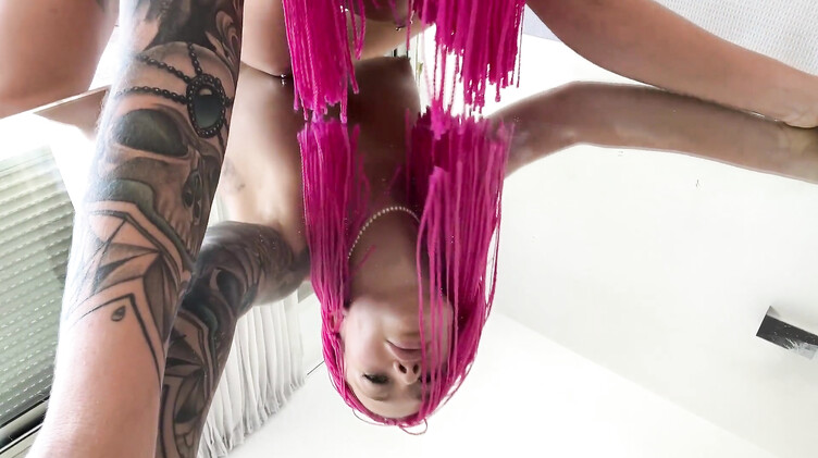 Крупным планом: Возбужденная красотка с розовыми дредами дрочит пизду дилдо сидя на зеркале