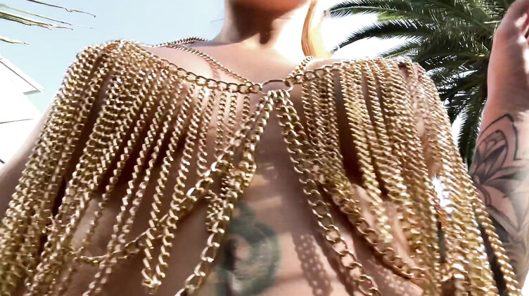 Эротический танец в джунглях от полуголой красотки и мастурбация пальчиками