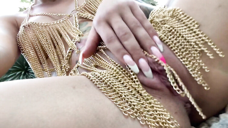 Силиконовые сиськи: Эротический танец в джунглях от полуголой красотки и мастурбация пальчиками