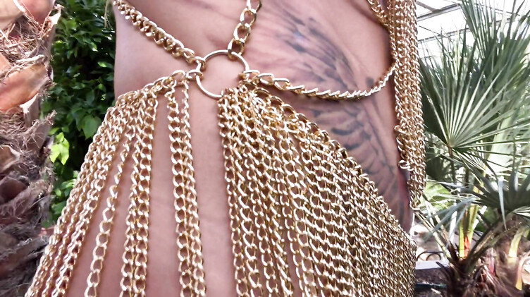 Русское порно: Эротический танец в джунглях от полуголой красотки и мастурбация пальчиками