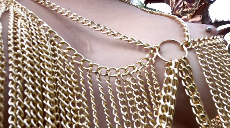 Эротический танец в джунглях от полуголой красотки и мастурбация пальчиками