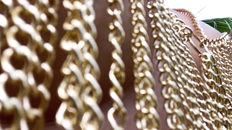 Красотки: Эротический танец в джунглях от полуголой красотки и мастурбация пальчиками