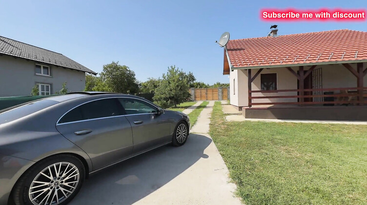 Русская пара выехала за город и занимается сексом у деревенского туалета