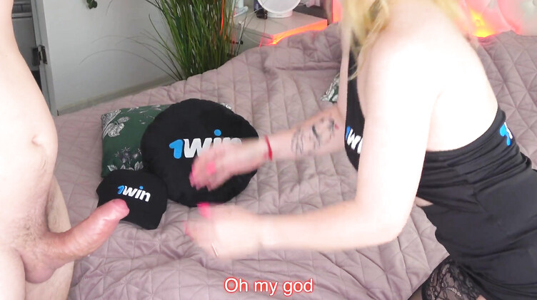 В платье: Русская жена с красивой жопой ебется раком с хахалем болтая с мужем по мобилке