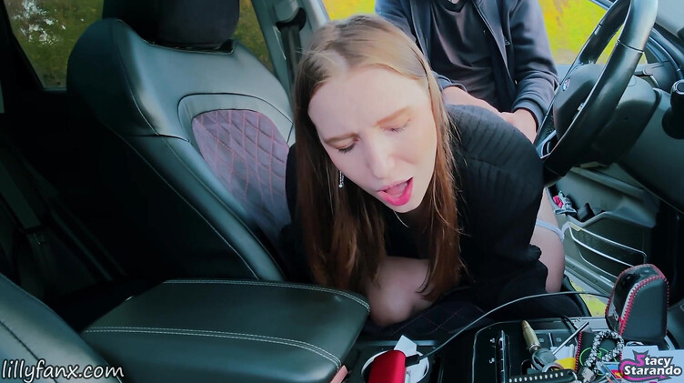 Легкомысленная русская девка публично трахается в машине с эксгибиционистом