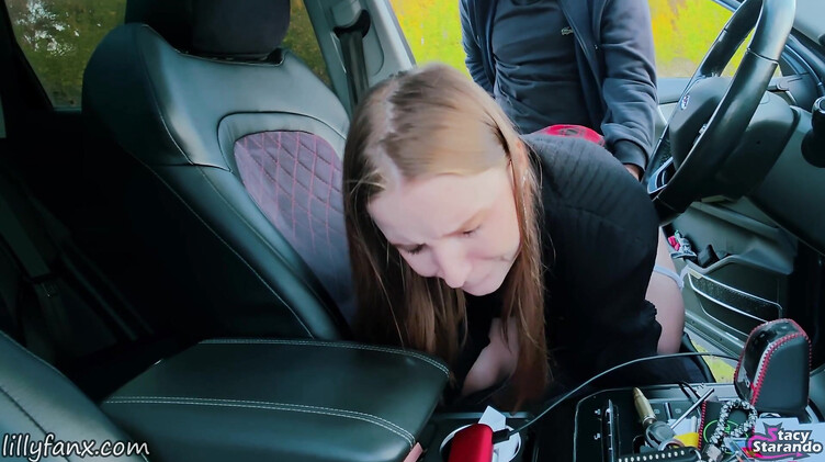 Эксгибиционисты: Легкомысленная русская девка публично трахается в машине с эксгибиционистом