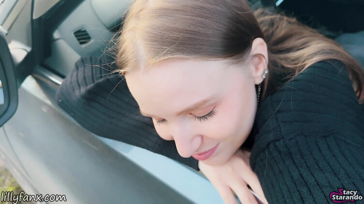 Легкомысленная русская девка публично трахается в машине с эксгибиционистом