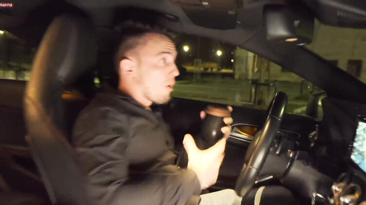 kisankanna: Нарушительница закона выплачивает штраф сексом в машине с полицейским