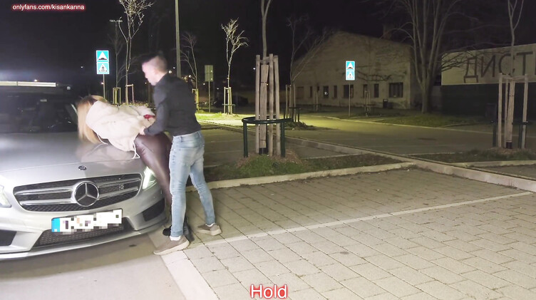 Нарушительница закона выплачивает штраф сексом в машине с полицейским