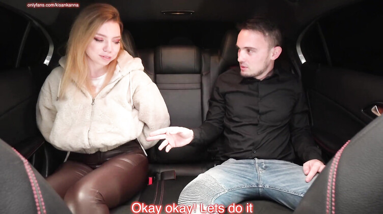 Нарушительница закона выплачивает штраф сексом в машине с полицейским