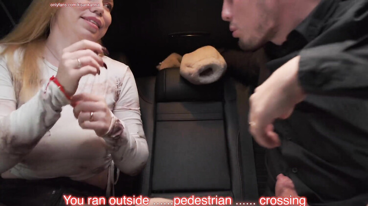 Нарушительница закона выплачивает штраф сексом в машине с полицейским