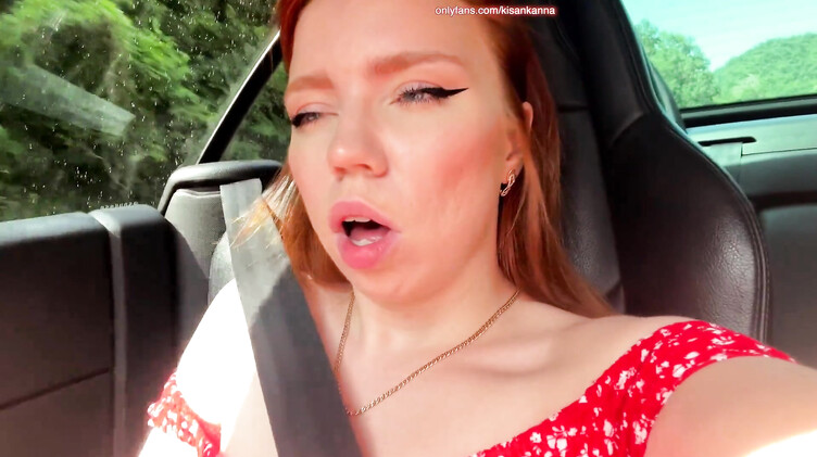 Большие соски: Рыжая красотка в машине мастурбирует киску до огазма на селфи ракурс