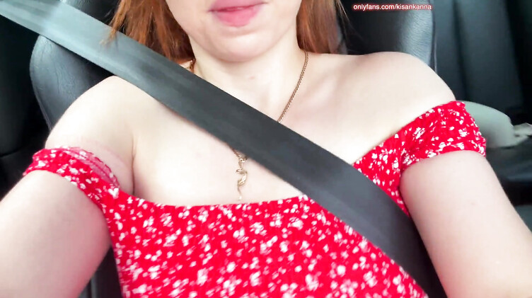 Рыжие: Рыжая красотка в машине мастурбирует киску до огазма на селфи ракурс