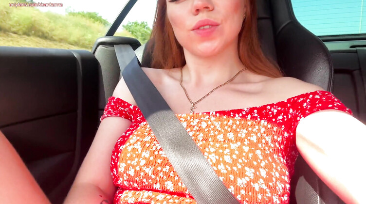 Бритые киски: Рыжая красотка в машине мастурбирует киску до огазма на селфи ракурс