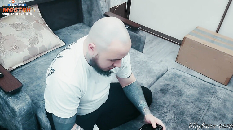 Лысый русский парень раб вылизывает пизду своей госпожи за непомытую посуду