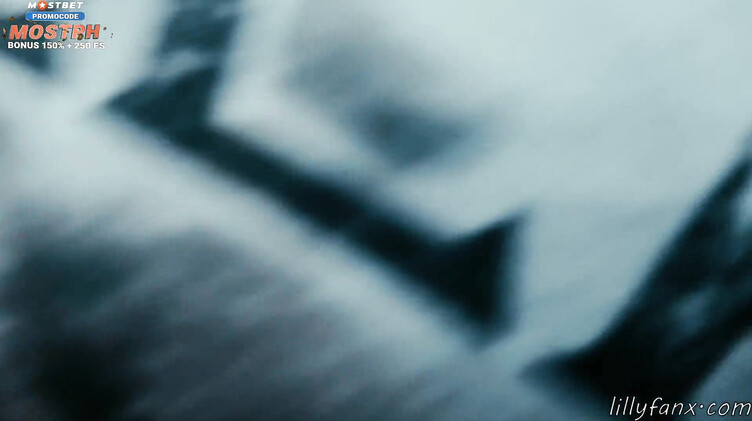 Лысый русский парень раб вылизывает пизду своей госпожи за непомытую посуду