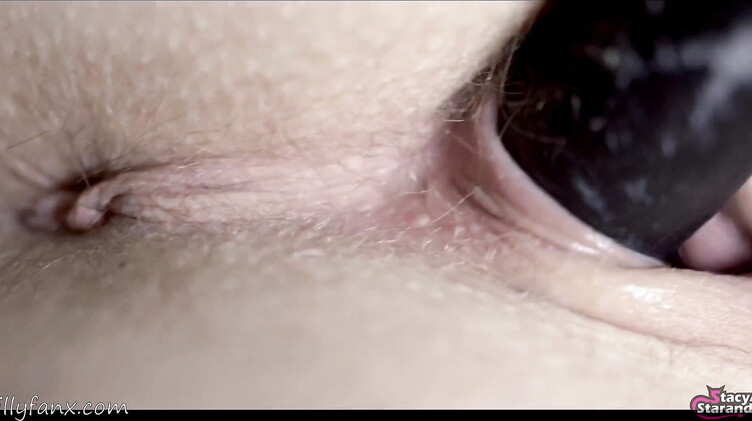 Нейлон: Бритая киска русской девушки крупным планом во время домашней мастурбации