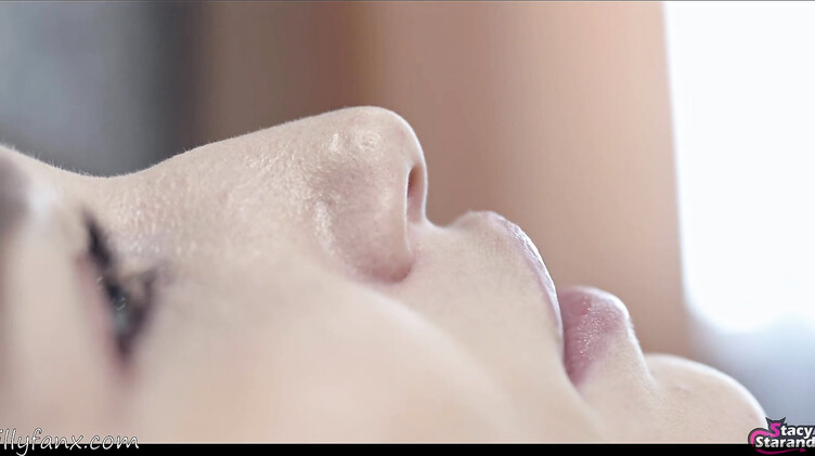 Бритая киска русской девушки крупным планом во время домашней мастурбации