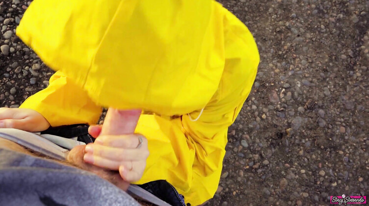 Деревенское порно: Случайная встреча с бывшей девушкой завершилась любительским минетом на улице