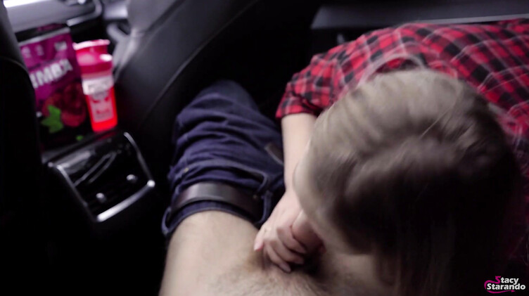 Рассеянная русская блондинка сосет член таксиста за бесплатную поездку