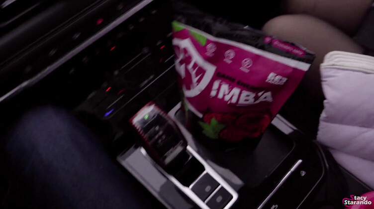 Рассеянная русская блондинка сосет член таксиста за бесплатную поездку