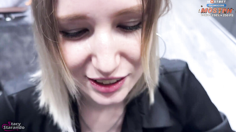 С разговорами: Молоденькая русская домработница делает клиенту минет от первого лица