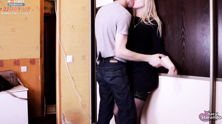 Злобный сводный брат наказал сексом загулявшую сестру в черных чулках