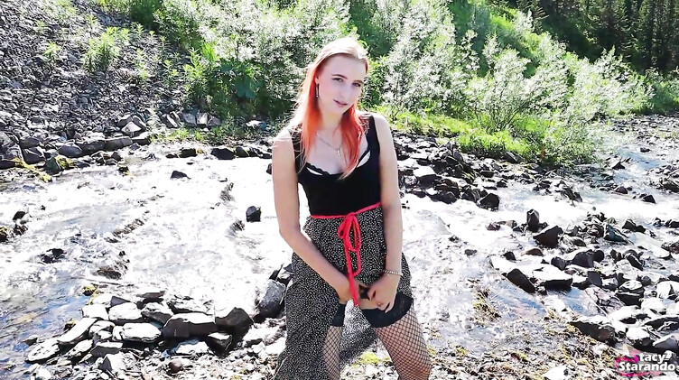 На столе: Дикий секс на столе в лесистой местности с рыжеволосой русской девушкой