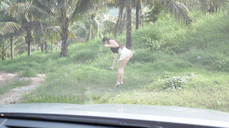 Русский парень после ссоры с девушкой трахает в рот подругу в своей машине