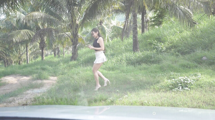 Русский парень после ссоры с девушкой трахает в рот подругу в своей машине