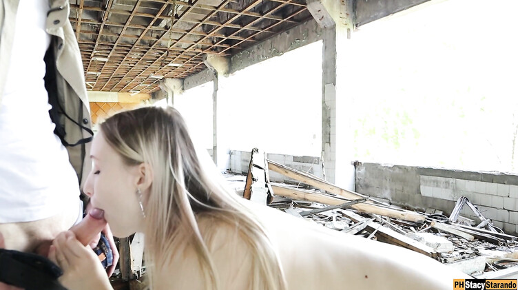 Stacy Starando: Рисковая блондинка с красивой жопой трахается на заброшке со своим парнем