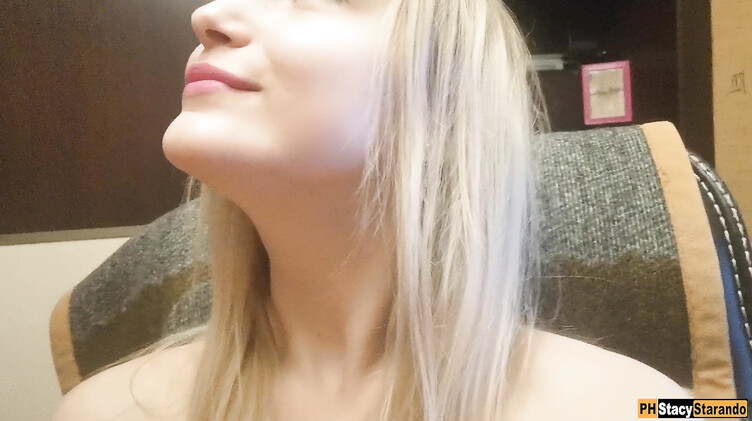 Игривая русская блондинка снимает на селфи камеру домашний минет парню