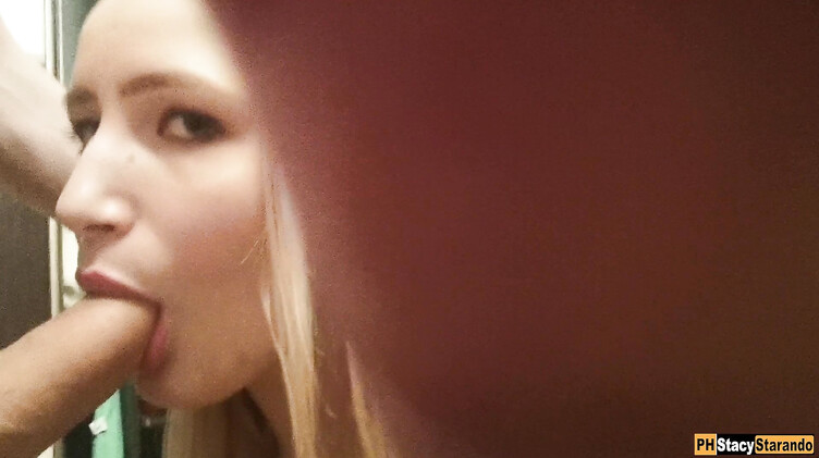 Игривая русская блондинка снимает на селфи камеру домашний минет парню