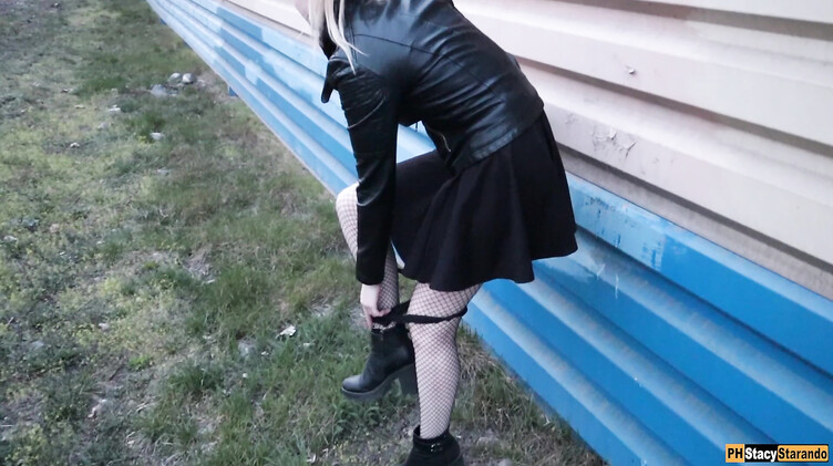 Парень кончил в трусики своей девушки после секса возле железной дороги