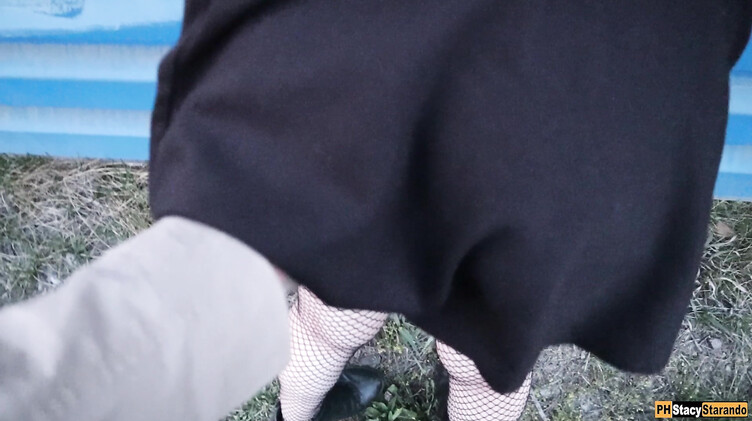 Русское порно: Парень кончил в трусики своей девушки после секса возле железной дороги