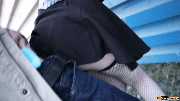 Парень кончил в трусики своей девушки после секса возле железной дороги