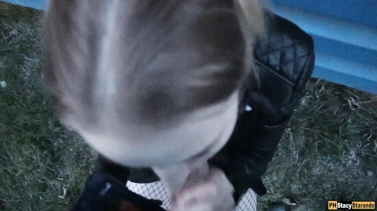 Stacy Starando: Парень кончил в трусики своей девушки после секса возле железной дороги