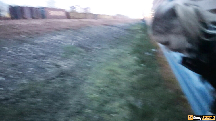 Парень кончил в трусики своей девушки после секса возле железной дороги